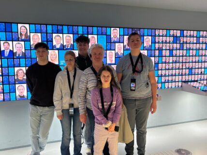Parlamentarium Gruppenfoto mit Abgeordneten im Hintergrund1