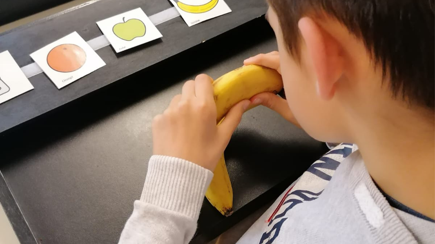 Schüler beim Ertasten einer Banane