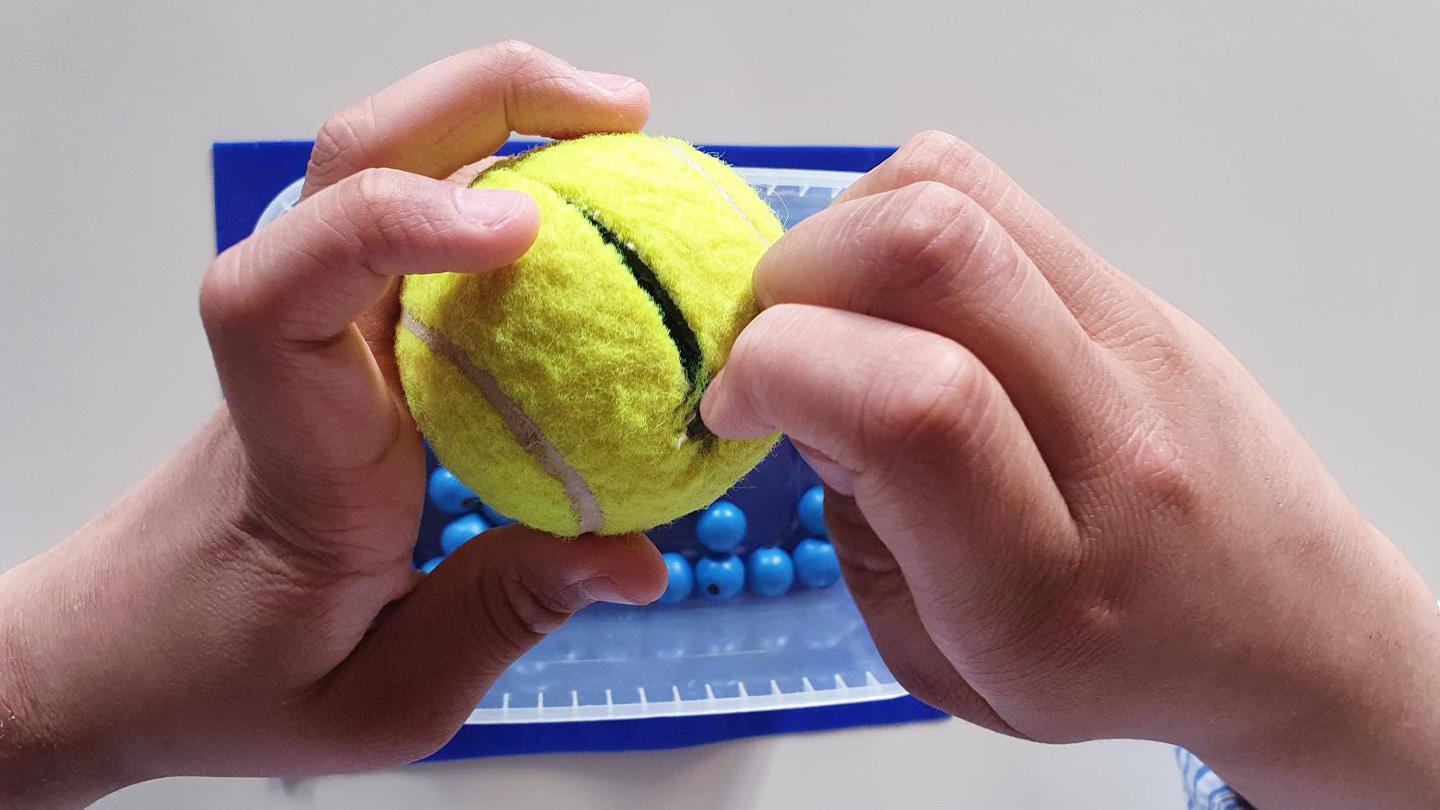 Ertasten eines eingeschnittenen Tennisballes