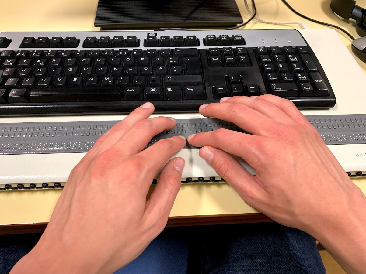 Computerarbeitsplatz mit Braillezeile
