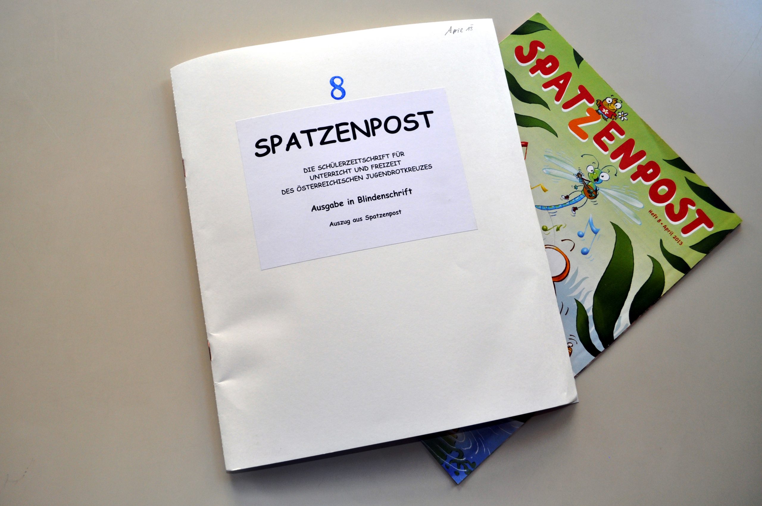 Schülerzeitschrift "Spatzenpost" und Ausgabe in Blindenschrift