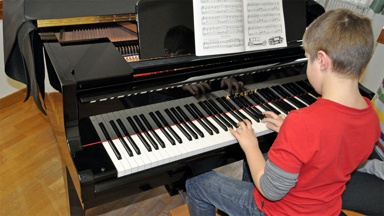 Schüler beim Klavierspielen