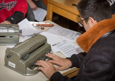 Teilnehmer beim Schreiben am Perkins Brailler