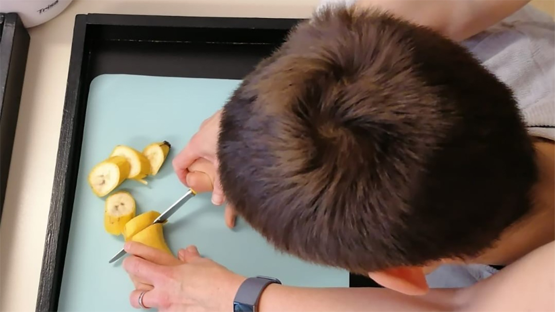 Schüler beim Schneiden einer Banane