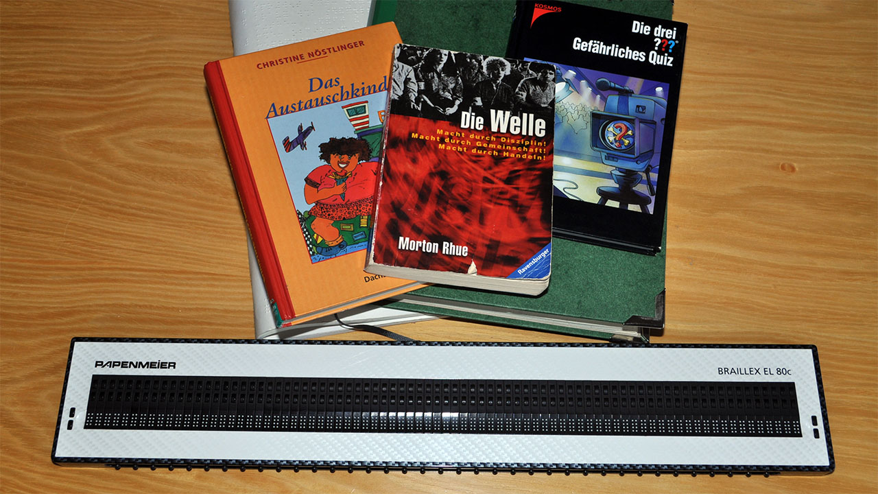 Verschiedene Bücher und Braillezeile