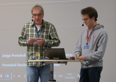 Referenten Knut Büttner und Lennard Behrens beim Vortrag