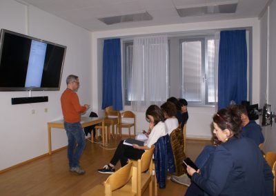 Referent Richard Jäkel beim Workshop vor seinen Teilnehmer*innen im Medienraum