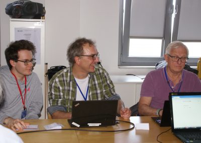 Referenten Knut Büttner und Lennard Behrens beim Workshop vor ihren Teilnehmer*innen im Vortragsraum Verein Contrast