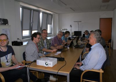 Referenten Knut Büttner, Lennard Behrens und Tizian Roth beim Workshop vor ihren Teilnehmer*innen im Vortragsraum Verein Contrast
